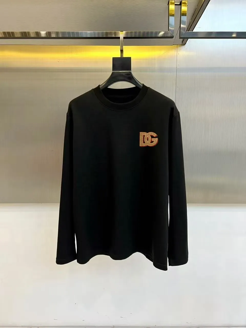 , DG 2026 Autumn and Winter Counter New Arrival Fashionable casual bottoming shirt, long-sleeved T-shirt, made of selected imported high-density double yarn 100% cotton fabric, made with exquisite original logo, excellent in comfort and breathability, soft, anti-wrinkle, elastic and excellent drape. It is handsome whether worn alone or layered with it. It is in line with men’s practical dressing habits, pursuing luxury, nobility and elegance, creating extraordinary men’s taste. The visual effect is very good, the grade is very high, simple and fashionable, a must-have choice for leisure and business! (Complete three standards) Sizes: M-3XL